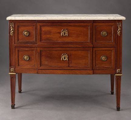 Commode à léger ressaut central en bois et placage