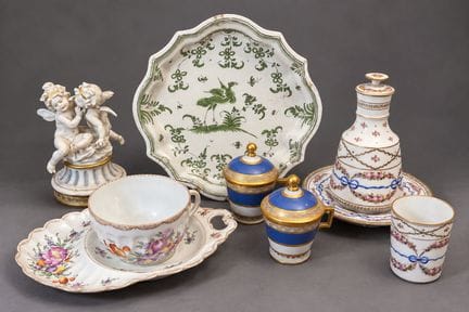Lot en céramique comprenant :
- Moustiers, plat en