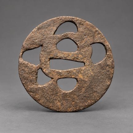 Maru gata tsuba en fer à décor ajouré en tosho-suk
