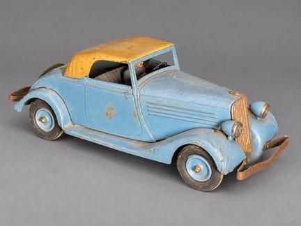 CIJ
Faux cabriolet Vivasport bleu mécanique, phare