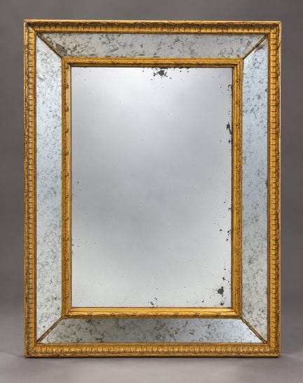 Miroir rectangulaire à parcloses en bois doré.
Xxe
