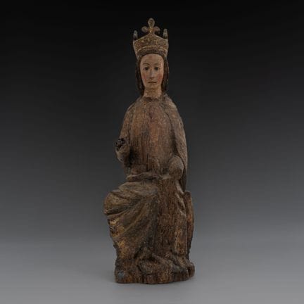 一件古色古香的多色彩绘木雕圣母坐像。
 
 戴着王冠的圣母玛利亚端坐于宝座之上，可见彩绘和镀金的痕迹