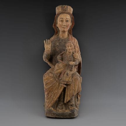 一件古董哥特式彩绘且部分镀金的雕花木质坐姿圣母与圣婴雕像，属于“智慧之座”（Sedes Sapien
