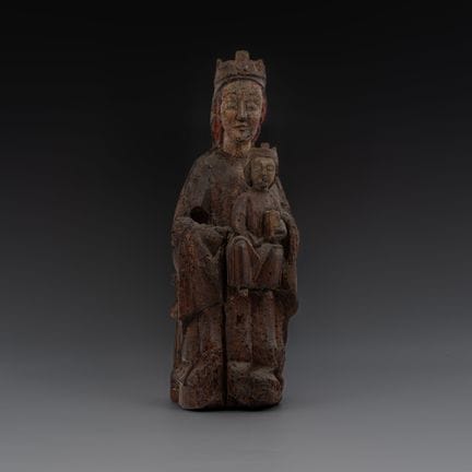 一件早期哥特式彩绘木雕坐姿圣母与圣婴像，属于“智慧之座”（Sedes Sapientiae）类型。
