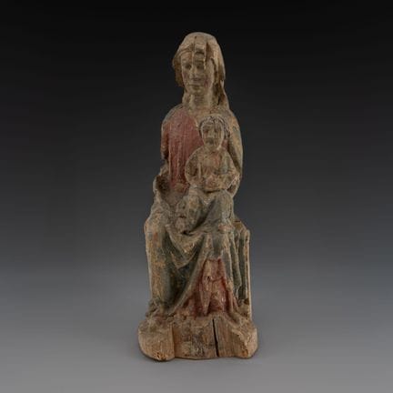 一件早期哥特式彩绘木雕坐姿圣母与圣婴像，属于“智慧之座”（Sedes Sapientiae）类型。
