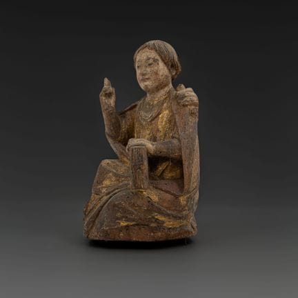一件古董级的高哥特式彩绘木雕作品，描绘了赐福的圣婴耶稣，原属“安德拉·玛丽”风格的坐姿圣母与圣婴组雕