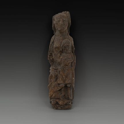 一件古董哥特式雕花木质坐姿圣母与圣婴雕像，属于“智慧之座”（Sedes Sapientiae）类型。
