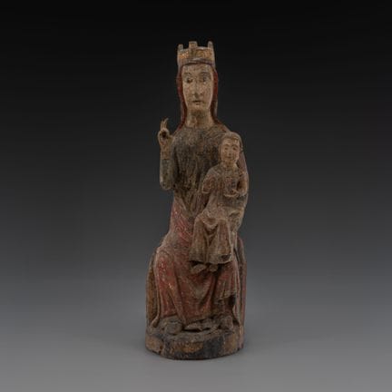 一件古色古香的多色木雕，描绘了坐姿的圣母与圣婴，戴着王冠的圣母将圣婴抱在左膝上。
 
 约13世纪作