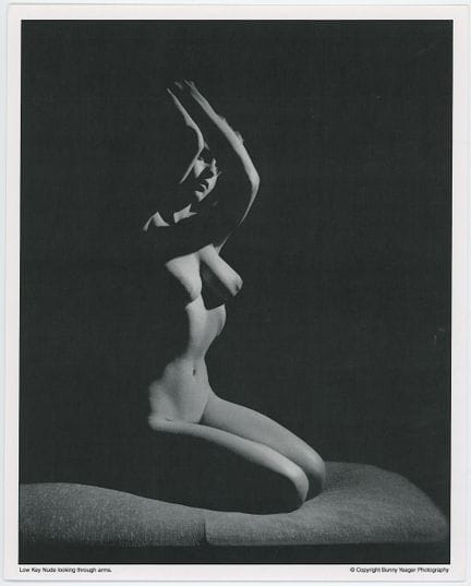复古版邦妮·耶格（BUNNY YEAGER）性感女郎石版画，尺寸10英寸×8英寸。本拍品的来源可追溯