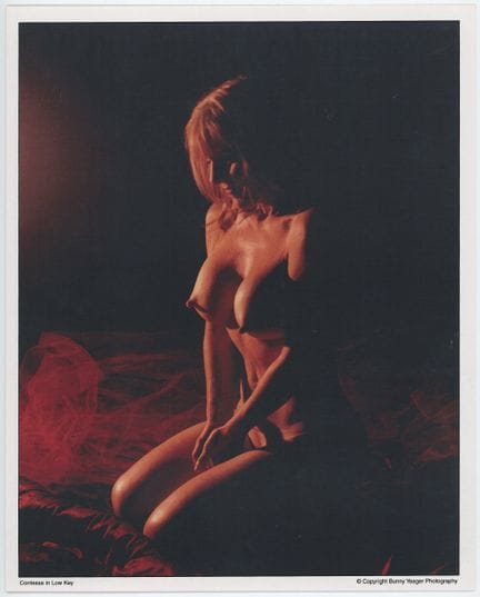 复古版邦妮·耶格（BUNNY YEAGER）性感女郎石版画，尺寸10英寸×8英寸。本拍品的来源可追溯