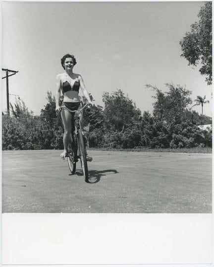 Vintage-Pin-up-Fotografie von BUNNY YEAGER, 10" x 