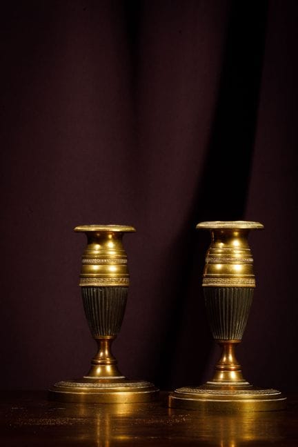 [ARTIFICIALIA]
Par de pequeños candelabros con bas