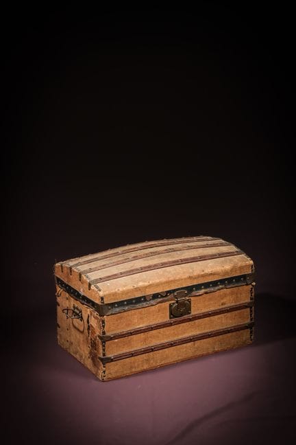 [ARTIFICIALIA]
Pequeño baúl de viaje antiguo de fo