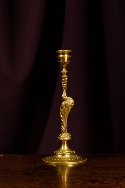 [ARTIFICIALIA]
Candelabro de bronce dorado que rep