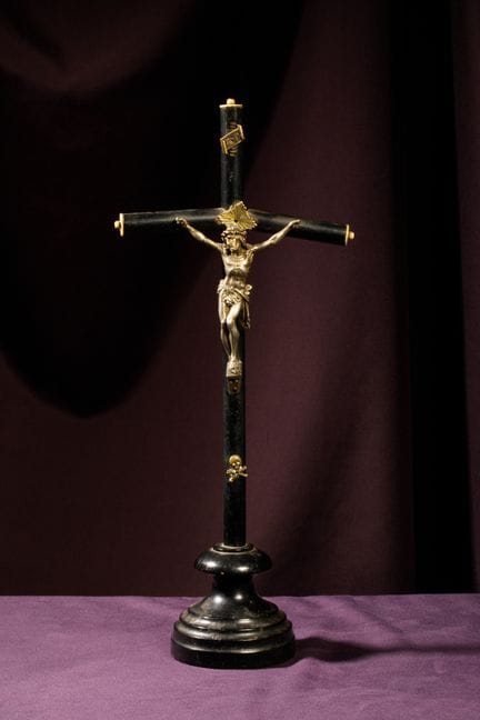 [RELIGIOSO]
Crocifisso in legno annerito con Crist