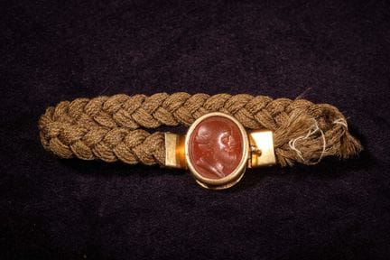 [MIRABILIA]
Bracciale commemorativo placcato in or
