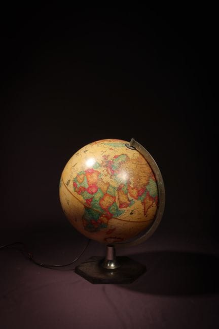 [SCIENTIFICA]
Globo terrestre moderno illuminato
4