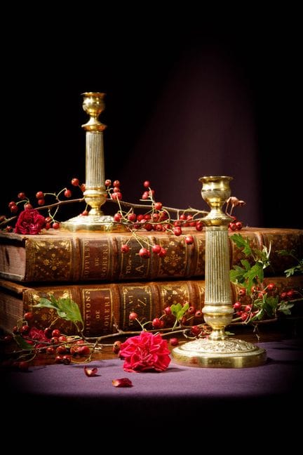 [ARTIFICIALIA] 
Par de pequeños candelabros de lat