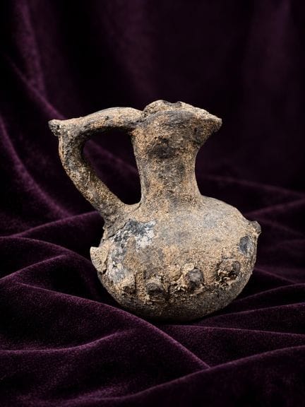 [ARTIFICIALIA]
Piccolo vaso versatore, sicuramente