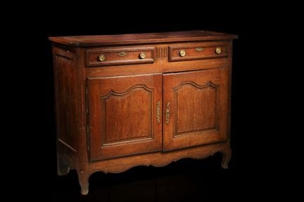 [ARTIFICIALIA]
Credenza in rovere intagliato con a