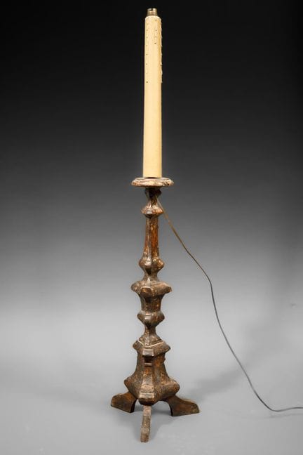 [RELIGIOSA]
Lámpara de pie con tres patas de mader