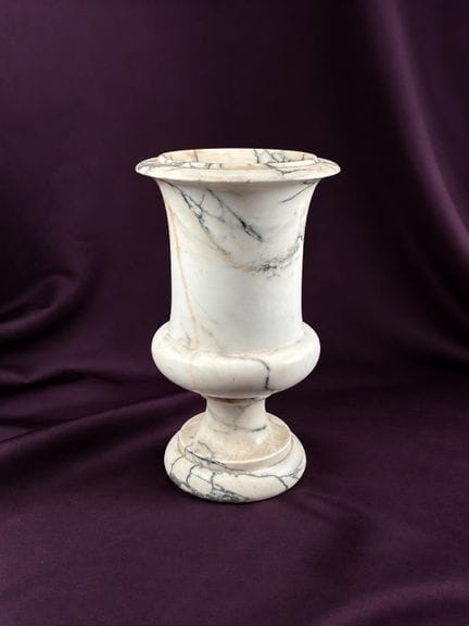 Vaso Medici in marmo bianco venato di grigio
Altez