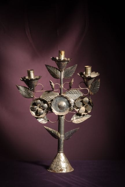 [ARTIFICIALIA]
Candelabro de metal plateado de est