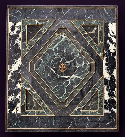 [ARTIFICIALIA]
一幅重要的水粉画，以海绿色大理石为底，采用镶嵌工艺处理，中央饰有金色花