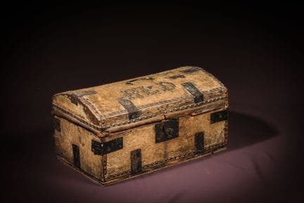 [ARTIFICIALIA]
Cassa di legno rivestita in pelle 
