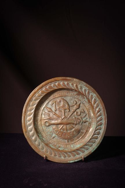 [ARTIFICIALIA]
Piatto in bronzo lavorato a sbalzo 