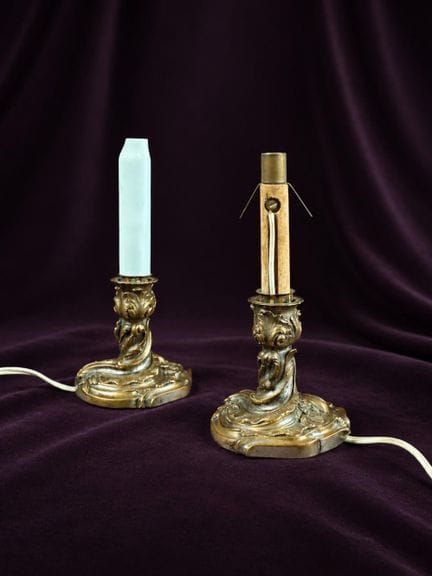 [ARTIFICIALIA]
Par de pequeños candelabros de bron