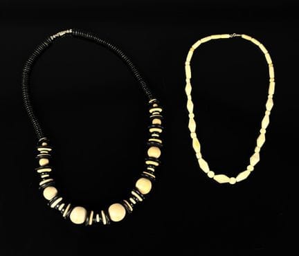 Set aus zwei Halsketten in Schwarz- und Weißtönen: