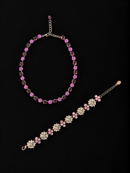 Réunion d'un collier ras du cou en pierres violett
