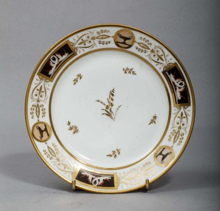 Assiette en porcelaine blanche émaillée d'un décor