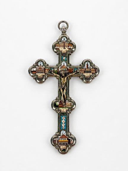 Croix en métal argenté et micromosaïque figurant d