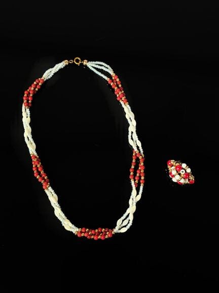 Ensemble d'un collier et de son clip d'oreille, le