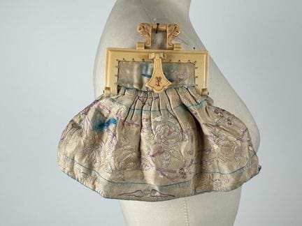 Pochette en broderie de soie ornée d'oiseaux branc