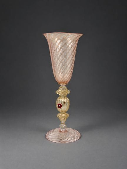 MURANO
Handgeblasenes, rosafarbenes Glas mit Fuß u