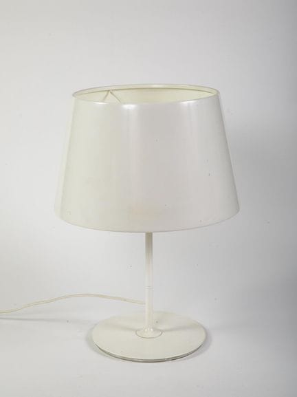 IKEA 
Große, weiß lackierte Metalllampe, Modell „K