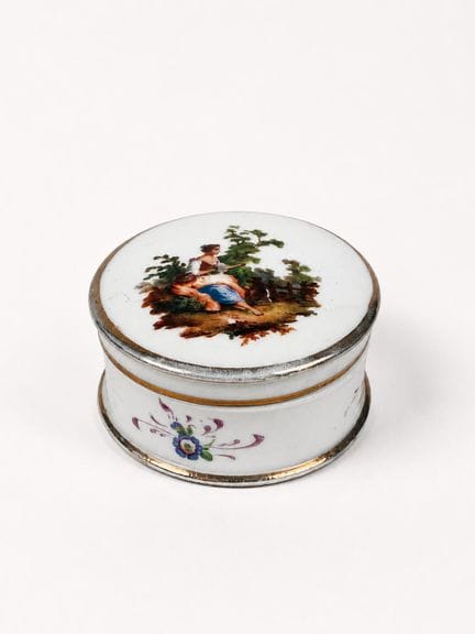 Boîte à onguent en porcelaine blanche à décor émai
