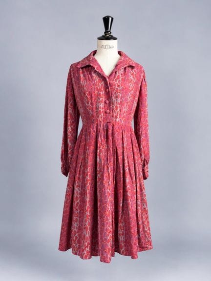 Anonym, Arbeit einer Schneiderin
Rotes Seidenkleid