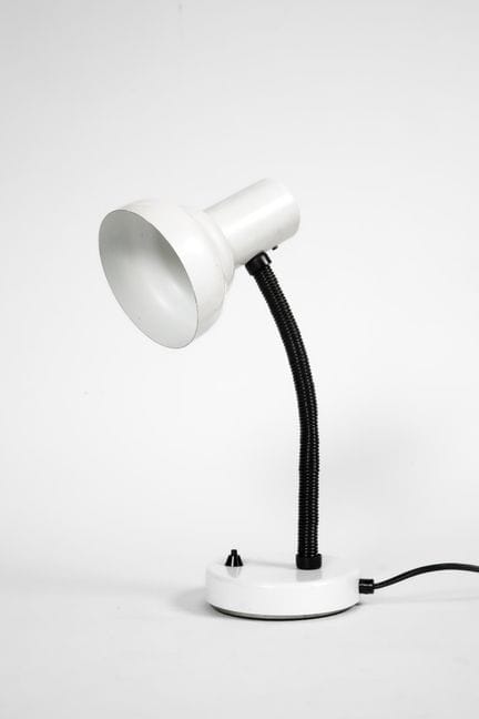 Schreibtischlampe aus weiß lackiertem Metall mit f
