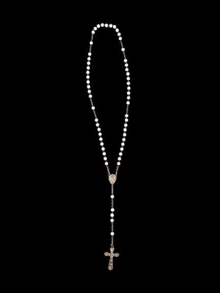 Chapelet en perles blanches
L. : 20 cm