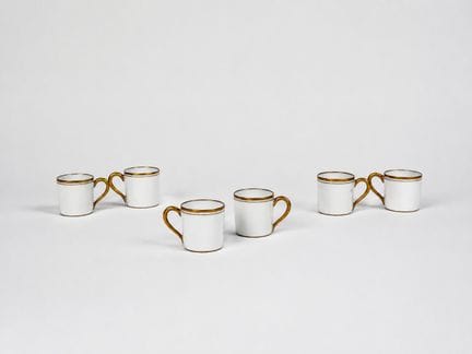 LIMOGES
Six petites tasses à liqueur en porcelaine