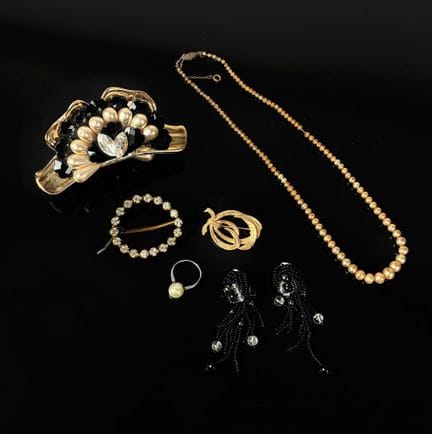 Set bestehend aus einer Haarspange mit Blumenmotiv