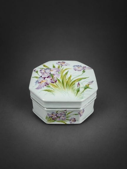 LIMOGES 
Une boîte hexagonale en porcelaine de Lim