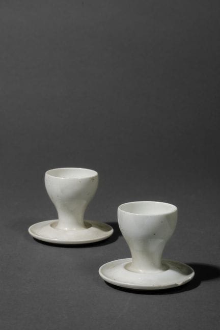 Sèvres 
Paire de coquetiers en porcelaine blanche 