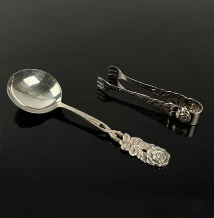 Sahnelöffel und Zuckerzange aus versilbertem Metal