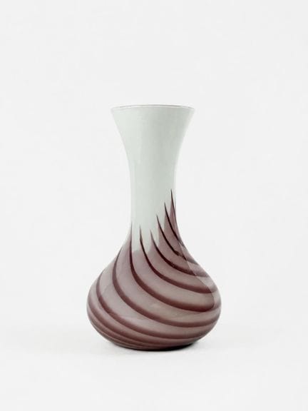 Vase en verre lattimo et décor tournant rose
Trava