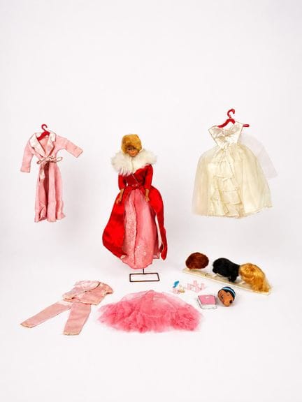 BARBIE MIDGE
Mallette vernie rouge avec quelques v